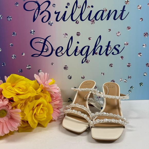 🤍SALE! WIDE FAUX PEARL MULE HEELS - Picture 4 of 10